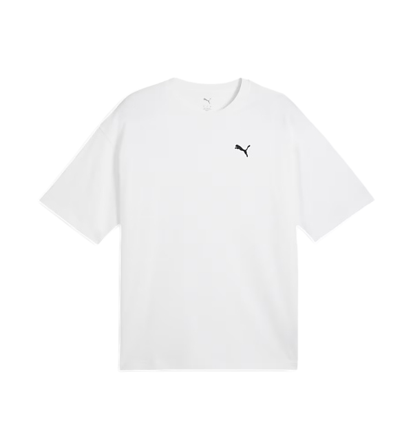 Beyaz, oversize kesim, kısa kollu ve sol göğüs kısmında siyah Puma logosu bulunan bu sade tişört, hafta sonu rahatlığı ve spor-şık tarz için modern bir kombin önerisi sunarak, günlük kullanımda konforlu ve karizmatik bir duruş sergiliyor.