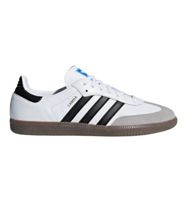 Beyaz deri üst kısmı, siyah üç şeridi, gri süet burun kısmı ve kahverengi kauçuk tabanıyla dikkat çeken Adidas Samba spor ayakkabı, günlük giyim ve spor-şık hafta sonu kombinleri için rahat ve stil sahibi bir ayakkabı önerisi sunarak genel bir kombini tamamlıyor.