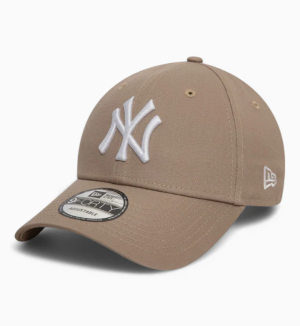 Hafta sonu cool kombinler için mükemmel bir tamamlayıcı olan, önünde beyaz New York Yankees logosu ve yan tarafında New Era etiketi bulunan, bej renkli, 9FORTY ADJUSTABLE etiketli modern bir beyzbol şapkası.