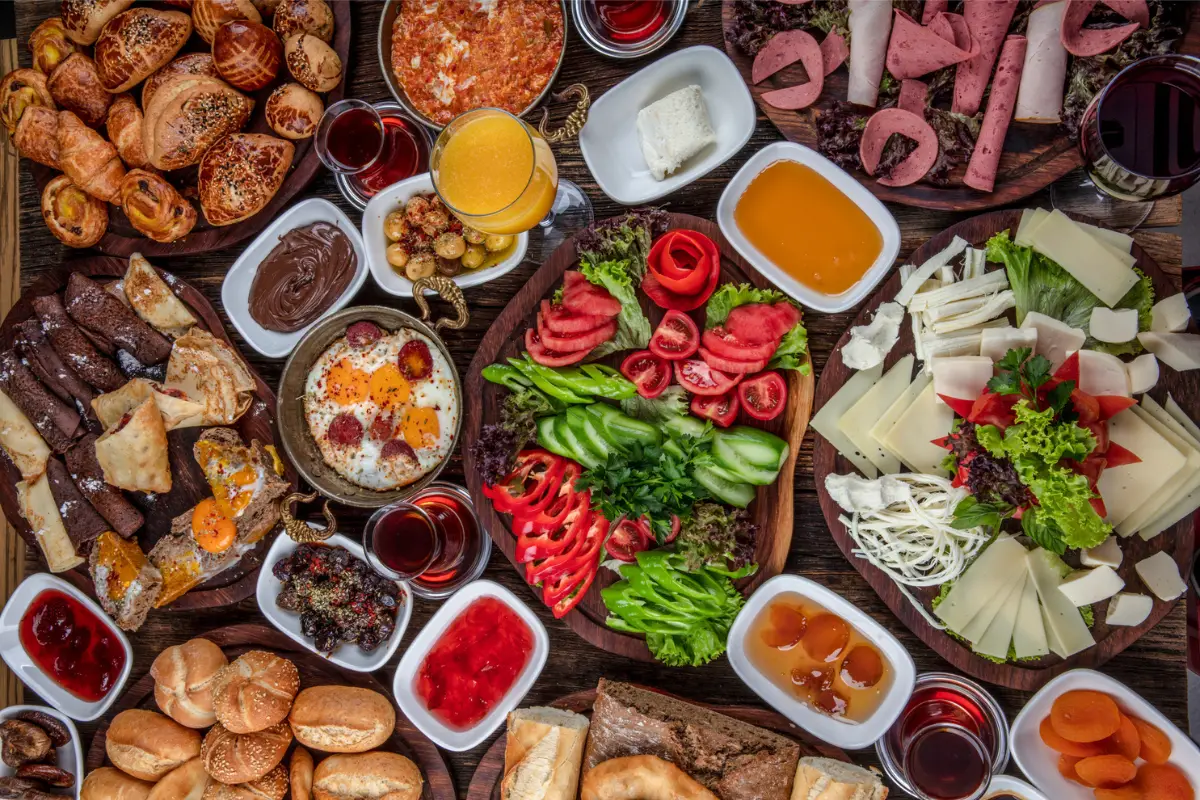 2026 Alaçatı Kahvaltı Rehberi: En İyi Serpme, Brunch ve Organik Lezzet Durakları
