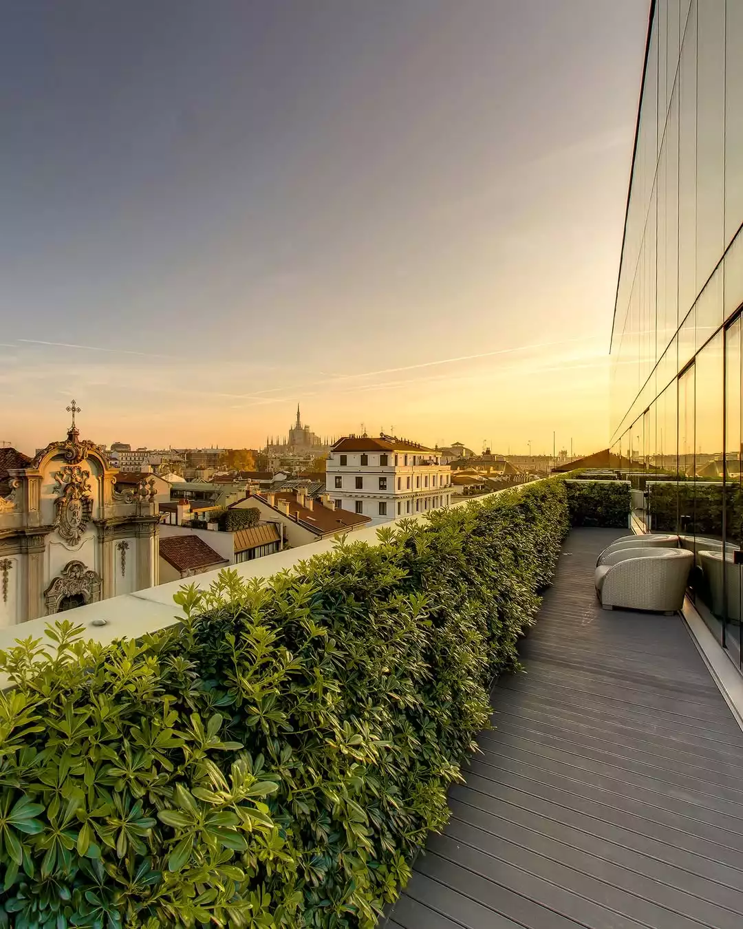 Armani Hotel Milano'nun şehir manzaralı terası