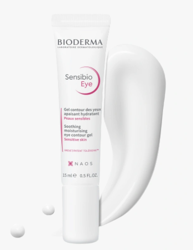 Ürün Cinsiyeti: Unisex
Ürün Tipi: Göz Çevresi Bakımı
Ürün Sezonsallığı: Dört Mevsim
Ürün Çeşidi: Hassas Ciltler İçin Göz Kremi
Ürün Özellikleri:
Sensibio Eye Contour, hassas ve toleransı düşük göz çevresi için geliştirilmiş yatıştırıcı bir bakım sunar. Hafif jel-krem dokusu sayesinde hızlı emilir ve göz çevresinde ferah bir his bırakır. Günlük kullanımda nemlendirme sağlarken hassasiyet hissini azaltmaya yardımcı olmayı hedefler.
Öne Çıkan Detaylar:
Hassas göz çevresine uygun formül
Jel-krem, hafif doku
Nemlendirici ve yatıştırıcı etki
Dermatolojik bakım yaklaşımı
Kimler Kullanıyor?
Göz çevresinde hassasiyet, kızarıklık veya rahatsızlık hissi yaşayan kullanıcılar için uygundur.
Bioderma Sensibio Eye ile hassas göz çevrenizi yatıştırın ve nazikçe nemlendirin.