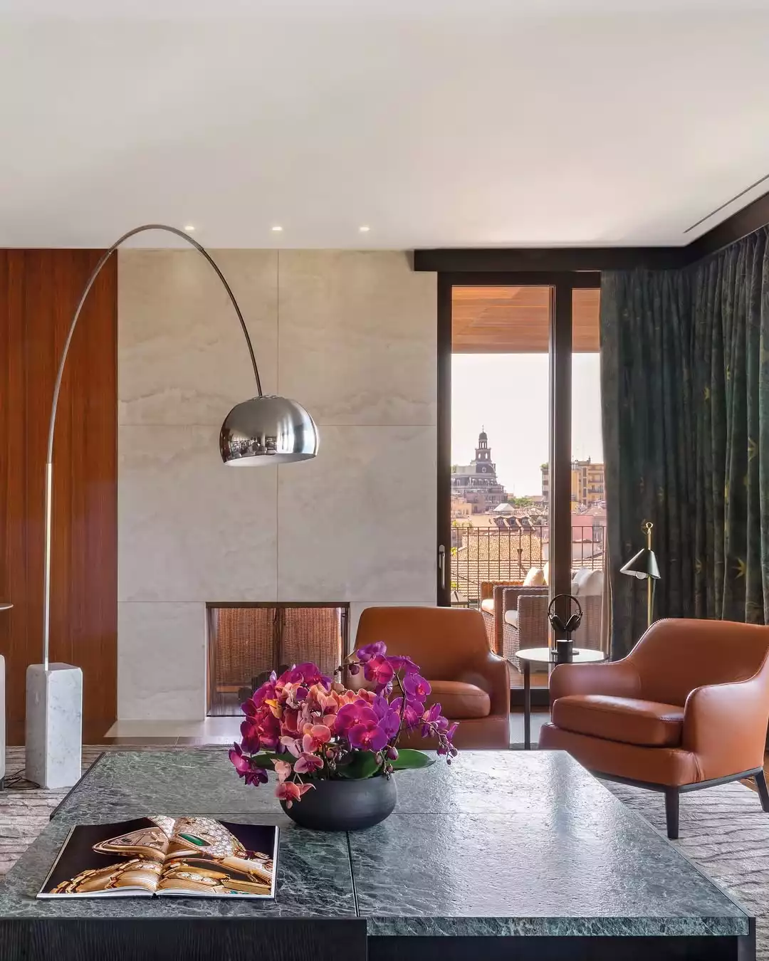 Bulgari Hotel Milano otel odası ve Milano manzaralı köşesi