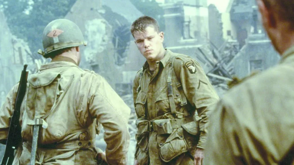 Er Ryan’ı Kurtarmak filminden, yıkılmış şehirde asker üniformasıyla duran Matt Damon’un yer aldığı dramatik savaş sahnesi.