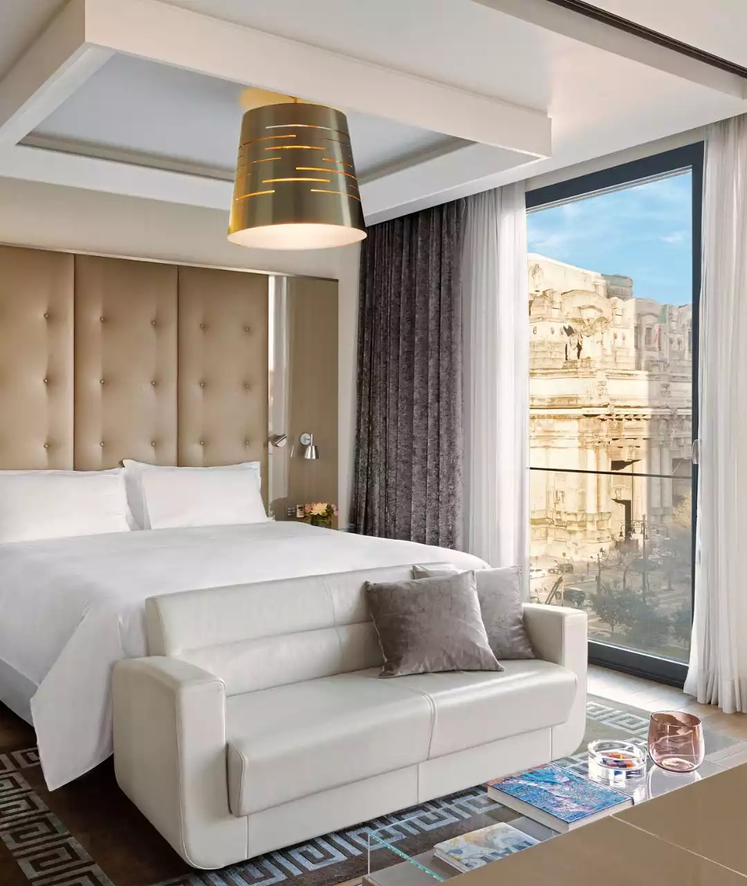 Excelsior Hotel Gallia'nın açık renk otel odası