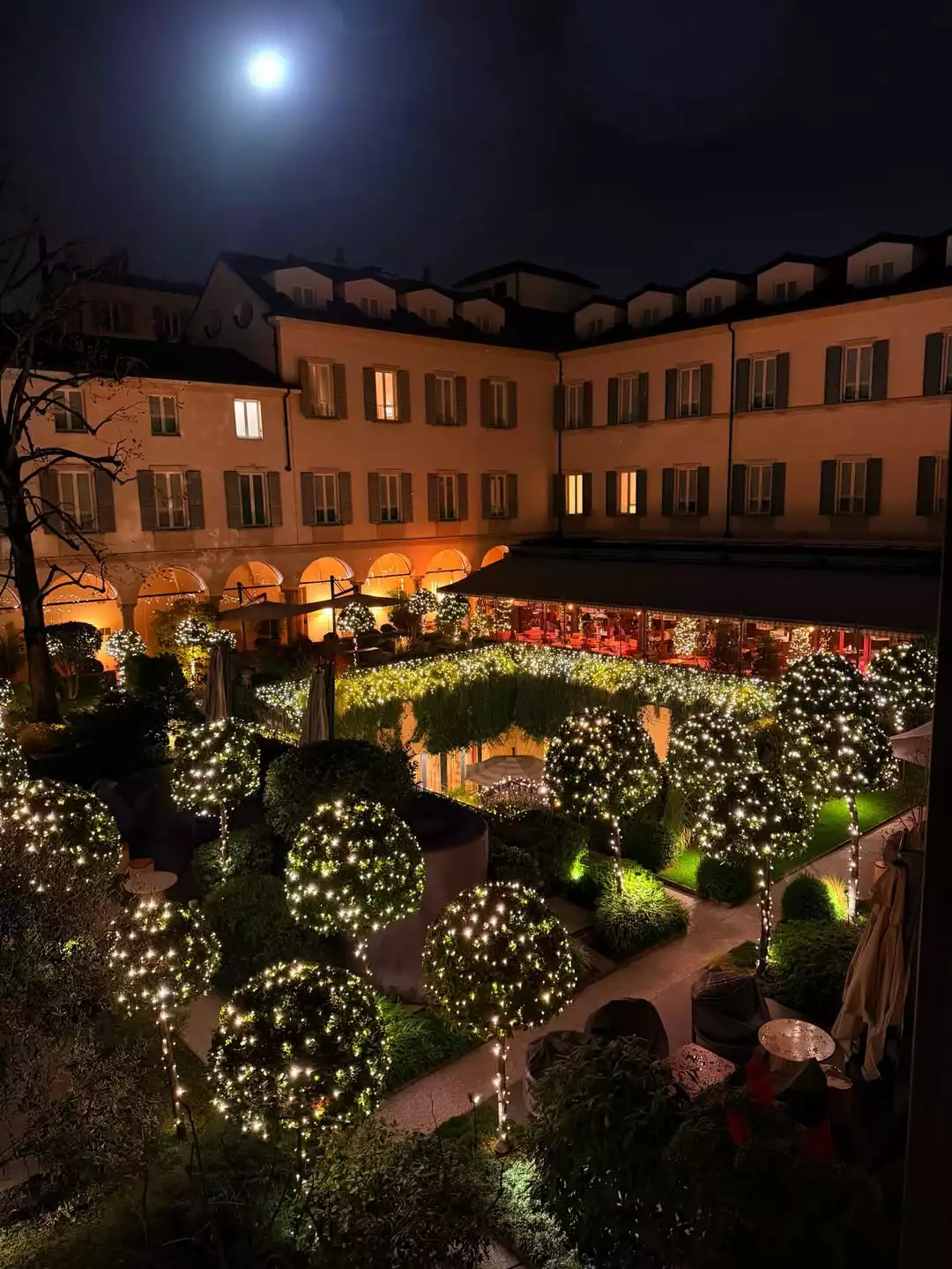 Four Seasons Milano otel avlusu ve şık ışıklandırması