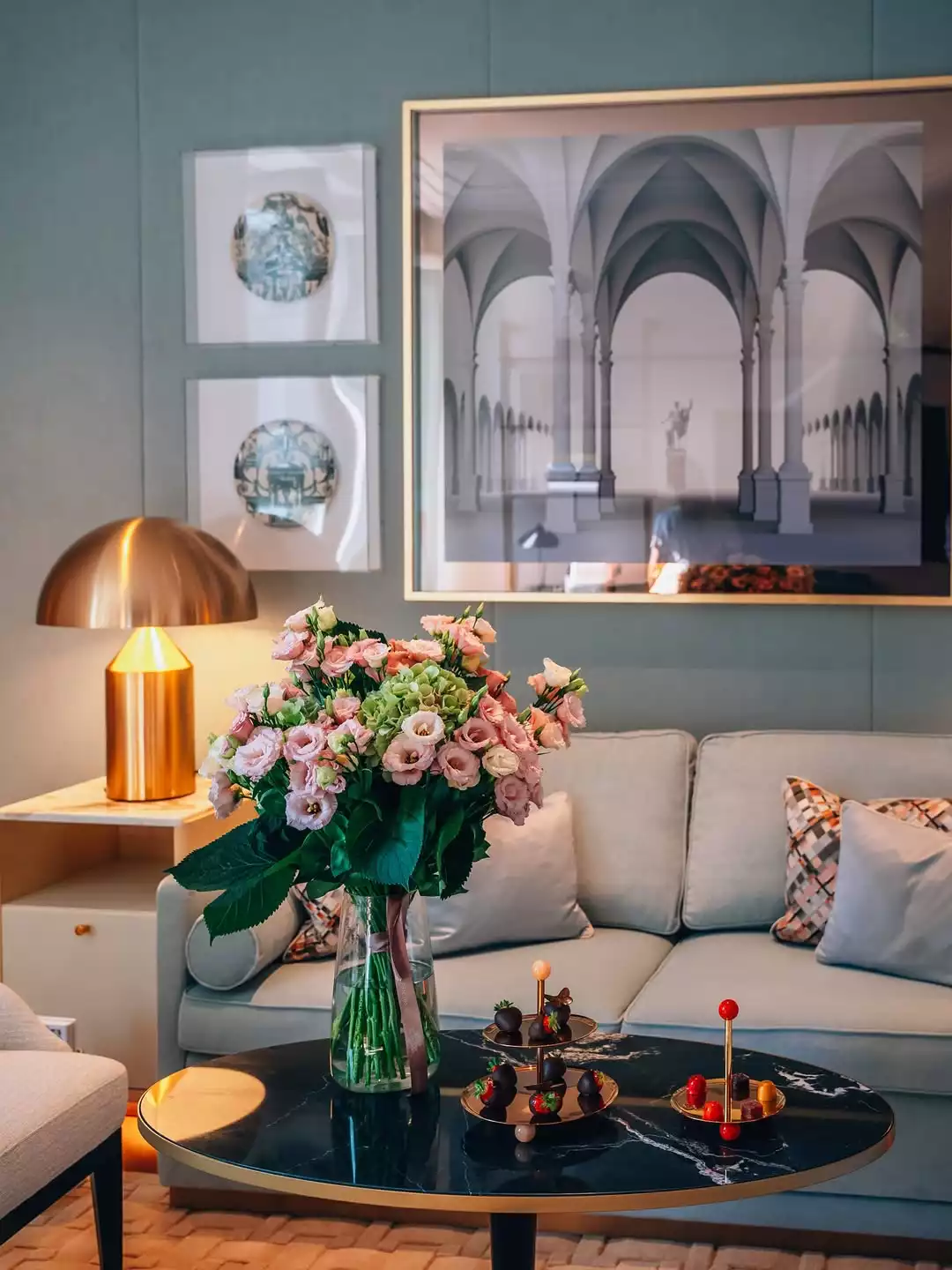 Four Seasons Milano otel odası ve rahat oturma alanı