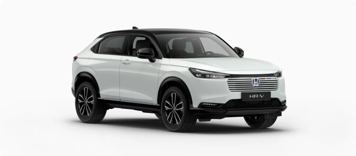 Beyaz ve siyah çift renkli tavanı olan bir Honda HR-V model araba, beyaz bir stüdyo fonunun önünde duruyor.
