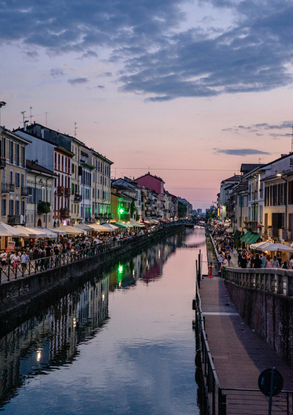 Navigli, şehrin en canlı ve keyifli bölgelerinden biri olarak Milano gezilecek yerleri arasında popülerlik kazanıyor.