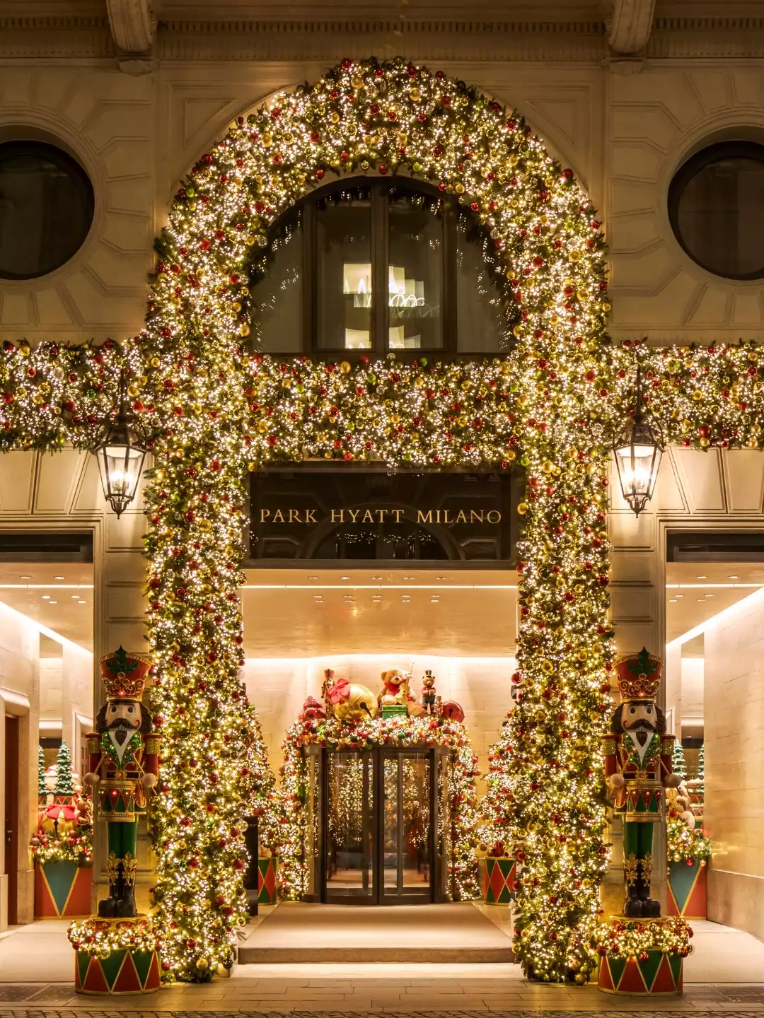 Park Hyatt Milano yılbaşı süslü otel giriş kapısı