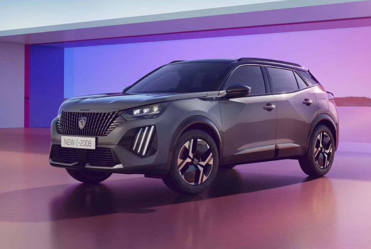 Gri renkte bir Peugeot 2008 model araba, mor ve pembe tonlarda ışıklandırılmış modern bir stüdyoda duruyor. Aracın ön farları, ızgarası ve dinamik tasarımı belirgin bir şekilde görülüyor.