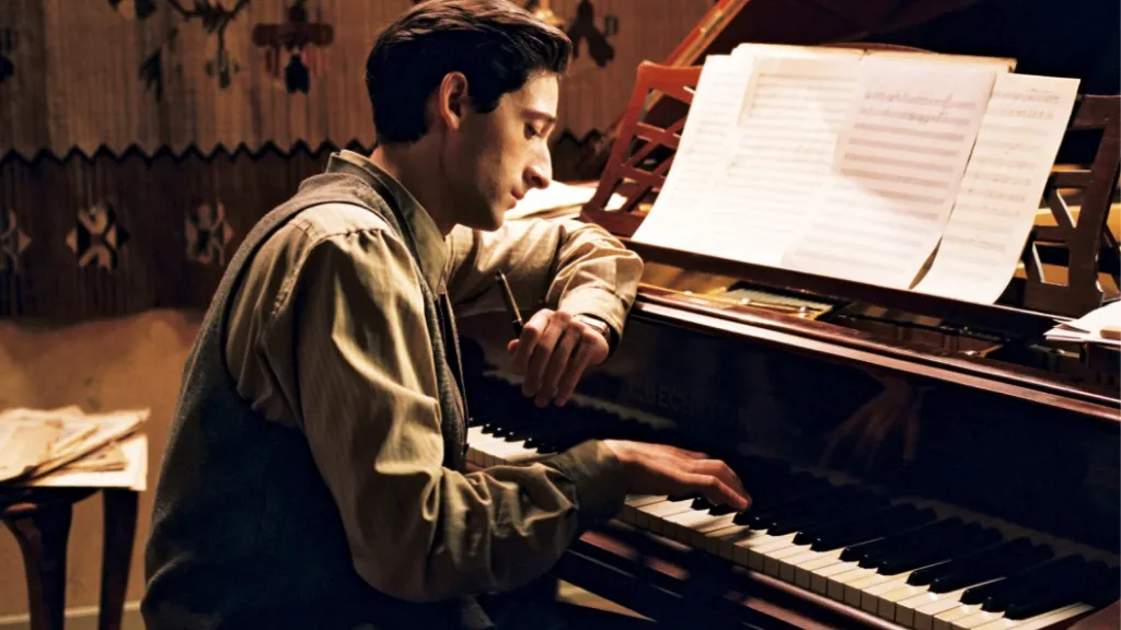 The Pianist filminden, piyanonun başında notalara dalmış Adrien Brody’nin canlandırdığı Władysław Szpilman karakteri.