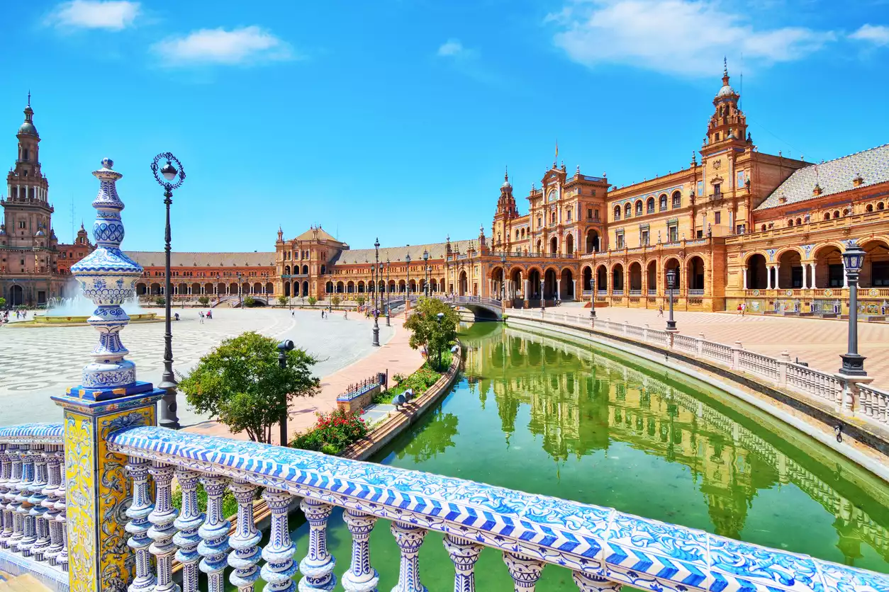 Sevilla sokakları ve el boyaması süslü köprüler.