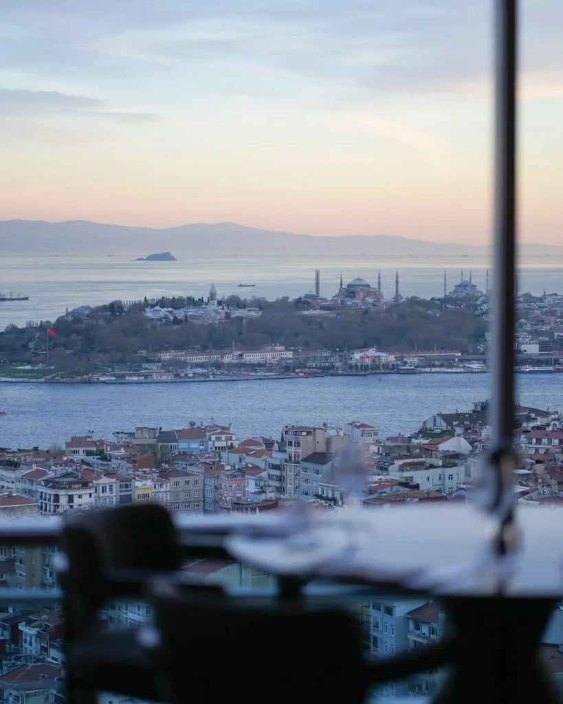 Okra: İstanbul Manzarasında Ateşin Hikayesi