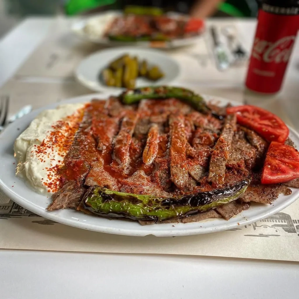 Bursa Uludağ Kebapçısı Cemal ve Cemil Usta: yol üstü lezzet duraklarının en ünlülerinden. İskender kebap yoğurt, tereyağı ve közlenmiş sebzelerle servis ediliyor.