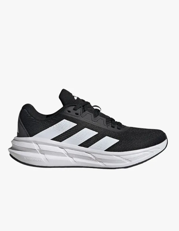 Anneler Günü’nde annelere hediye olarak verilebilecek, siyah renkte, yan tarafında beyaz Adidas çizgileri ve kalın beyaz tabanında CLOUDFOAM teknolojisi yazan bu kadın koşu ayakkabısı, hem spor hem de günlük yaşamda onlara konfor sağlayarak kendilerini özel hissettirecek bir seçim.