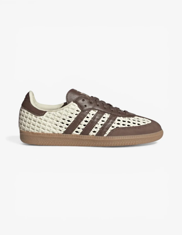 Marka Adı: Adidas Originals
Ürün Cinsiyeti: Kadın
Ürün Tipi: Sneaker
Ürün Sezonsallığı: İlkbahar/Yaz
Ürün Çeşidi: Klasik kesim günlük spor ayakkabı
Ürün Özellikleri:
Bu klasik Adidas Samba OG sneaker, krem rengi dokuma üst kısmı ile modern ve nefes alabilen bir yapıya sahiptir. Ayakkabının burun kısmı, bağcık alanı, topuk detayı ve ikonik üç bantı kahverengi deri/süet malzemeden üretilmiştir. Düşük bilekli tasarımı, yuvarlak burun kısmı ve bağcıklı yapısıyla rahat bir kullanım sunar. Taban kısmı ise doğal kauçuk (gum) rengindedir, bu da ayakkabıya hem estetik bir görünüm hem de iyi bir zemin tutuşu kazandırır. Şık ve spor arasındaki dengeyi yakalayan tasarımıyla günlük kombinler için idealdir.
Öne Çıkan Detaylar:
- Klasikleşmiş Adidas Samba OG silüeti
- Dokuma yüzeyli, nefes alabilen üst kısım
- Kontrast renkli deri/süet detaylar ve ikonik üç bant
- Estetik ve dayanıklı gum kauçuk dış taban
Kimler Kullanıyor?:
Gündelik stilinde rahatlığı ve şıklığı bir arada arayan, zamansız parçalara modern dokunuşlarla yeniden hayat veren herkes bu sneakerı tercih edebilir. Klasik tasarımları güncel trendlerle birleştirmeyi seven, enerjik ve dinamik bir yaşam tarzını benimseyen, aynı zamanda detaylara önem veren bireylerin gardıroplarına kolayca uyum sağlayacak bu ayakkabı, her adımda konfor ve stil sunar. Şehir hayatının ritminde veya hafta sonu kaçamaklarında zahmetsiz bir şıklık arayanlar için idealdir.