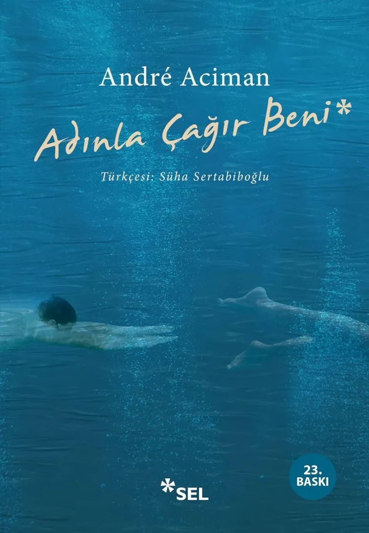 Deniz kenarında okumak için önerilen sürükleyici kitaplardan biri olan André Aciman'ın Adınla Çağır Beni romanının koyu mavi kapak görselinde, denizin derinliklerinde yüzen iki figür ve suyun yüzeyine doğru yükselen sayısız hava kabarcığı görülüyor.