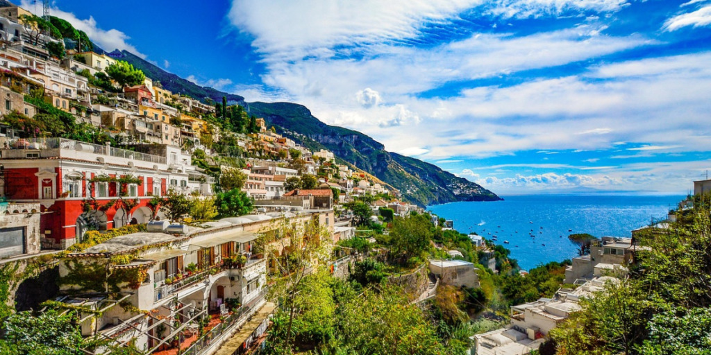 Vezüv’ün Gölgesinde Masalsı Rotalar: Napoli ve Amalfi Sahili Rehberi