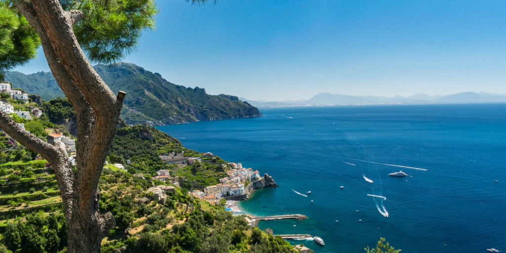 Vezüv’ün Gölgesinde Masalsı Rotalar: Napoli ve Amalfi Sahili Rehberi