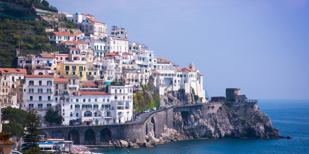 Vezüv’ün Gölgesinde Masalsı Rotalar: Napoli ve Amalfi Sahili Rehberi