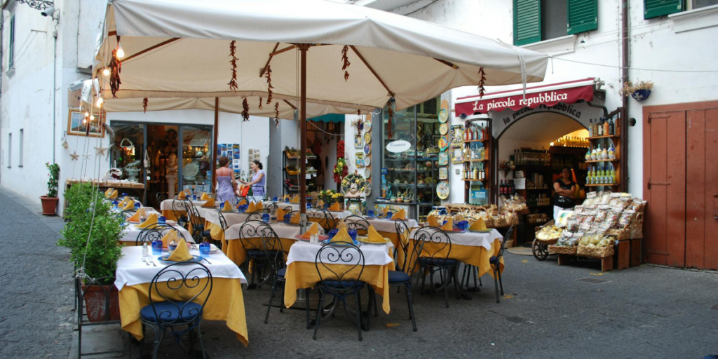 Vezüv’ün Gölgesinde Masalsı Rotalar: Napoli ve Amalfi Sahili Rehberi