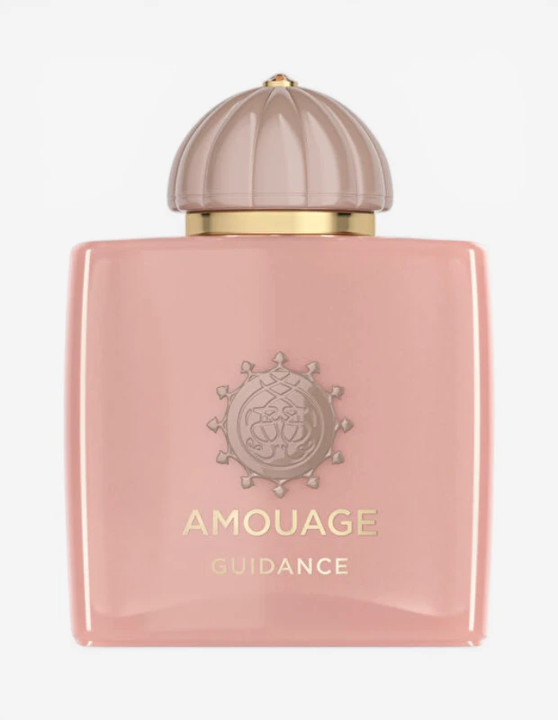 Marka Adı: Amouage
Ürün Cinsiyeti: Kadın
Ürün Tipi: Parfüm
Ürün Sezonsallığı: Belirtilmemiş
Ürün Çeşidi: 100 ml Eau de Parfum
Ürün Özellikleri: Yumuşak pembe tonlarında, köşeleri hafif yuvarlatılmış dikdörtgen formda zarif bir cam şişeye sahip olan bu parfüm, şişenin merkezinde markanın altın rengi sembolü ve Amouage Guidance yazısı ile dikkat çekmektedir. Üst kısmında altın rengi bir halka ile ayrılan, dikey çizgili, mantar formunda bej/taupe rengi mat bir kapağı bulunmaktadır. Şişenin genel tasarımı, lüks ve sofistike bir estetiği yansıtmaktadır.
Öne Çıkan Detaylar:
- Mantar şeklindeki, dikey çizgili ve mat bej/taupe rengi kapak tasarımı
- Şişenin zarif pembe tonu ve parlak cam yüzeyi
- Altın rengi kabartmalı marka amblemi ve ürün adı
Kimler Kullanıyor?: Zarafeti ve sofistike tarzı benimseyen, kalıcı bir iz bırakmayı seven kişiler için tasarlanmış bu parfüm, kendine özgü bir koku deneyimi arayan, lüks ve estetik detaylara önem veren kadınlara hitap eder. Özel anlarında veya günlük hayatında imza kokusuyla fark yaratmak isteyen, güçlü ve narin ruhlara sahip bireylerin seçimi olabilir.