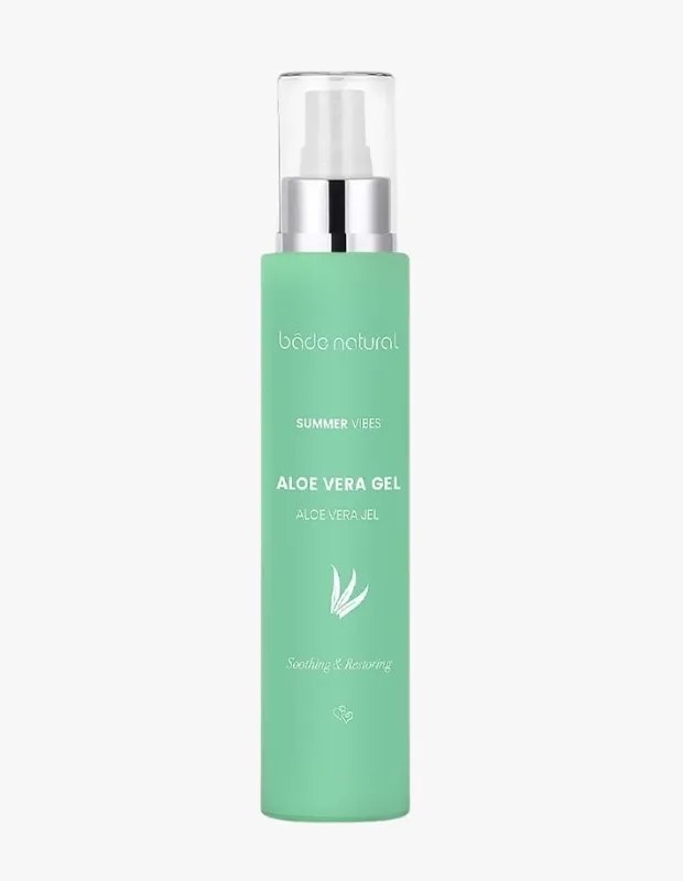 Ürün Cinsiyeti
Unisex
Ürün Tipi
Güneş Sonrası Bakım Ürünü
Ürün Sezonsallığı
Yaz
Ürün Çeşidi
Aloe Vera Güneş Sonrası Nemlendirici Jel
Ürün Özellikleri
Aloe vera içerikli güneş sonrası bakım jeli, güneşe maruz kalan cildi yoğun şekilde nemlendirmeye ve rahatlatmaya yardımcı olur. Hafif yapısı sayesinde cilt tarafından kolayca emilir; yapışkan bir his bırakmadan ferah bir kullanım sunar. İçeriğinde yer alan aloe vera suyu cildi canlandırmaya destek olurken, nane suyu serinletici bir etki sağlar. Lavanta suyu ise cildi yatıştırmaya yardımcı olur ve hoş bir koku deneyimi sunar. Güneş sonrası oluşabilecek kuruluk hissini azaltarak cildin daha yumuşak ve nemli görünmesine katkı sağlar. Tüm cilt tiplerinin kullanımına uygundur.
Öne Çıkan Detaylar
Yoğun nemlendirme etkisi
Aloe vera suyu ile canlandırıcı bakım
Nane suyu ile serinletici etki
Lavanta suyu ile rahatlatıcı his
Hafif ve kolay emilen yapı
Tüm cilt tipleri için uygun
Kimler Kullanıyor?
Güneş sonrası cildini nazik ve ferahlatıcı bir bakımla desteklemek isteyenler için ideal bir ürün. Yaz aylarında cilt konforunu ön planda tutan, hafif dokulu ve doğal içerik vurgusuna sahip bakım ürünlerini tercih edenlerin rutinine kolayca uyum sağlar.
Aloe vera güneş sonrası jel; yoğun nemlendirme, serinletici nane ve rahatlatıcı lavanta etkisiyle yaz bakım rutinini tamamlar.