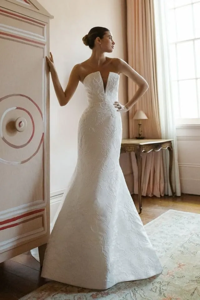 Kabartmalı dokulu, straplez ve derin V yaka balık model Anne Barge gelinlik.