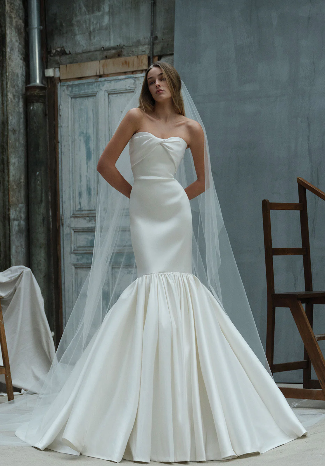 Elie Saab straplez kalp yaka, gövdesi çapraz drapeli, diz hizasından itibaren yoğun büzgülü ve hacimli etekli mikado ipek balık model gelinlik.