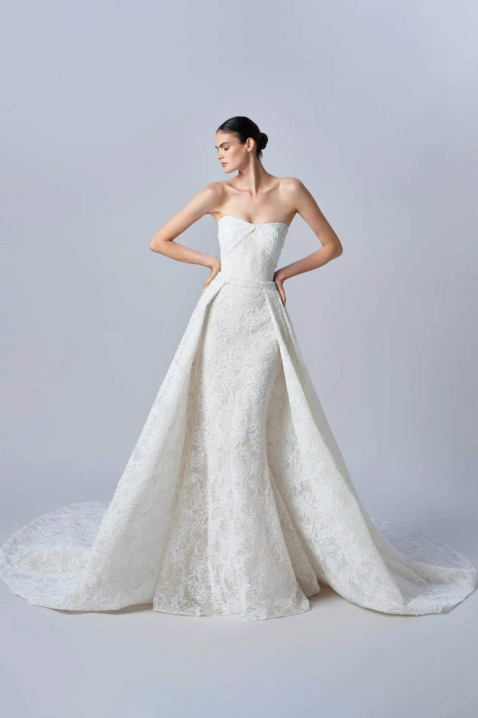 Elie Saab straplez kalp yaka, tamamı simetrik barok desenli dantel işlemeli, belden eklenen görkemli overskirt (ek etek) detaylı balık model gelinlik.