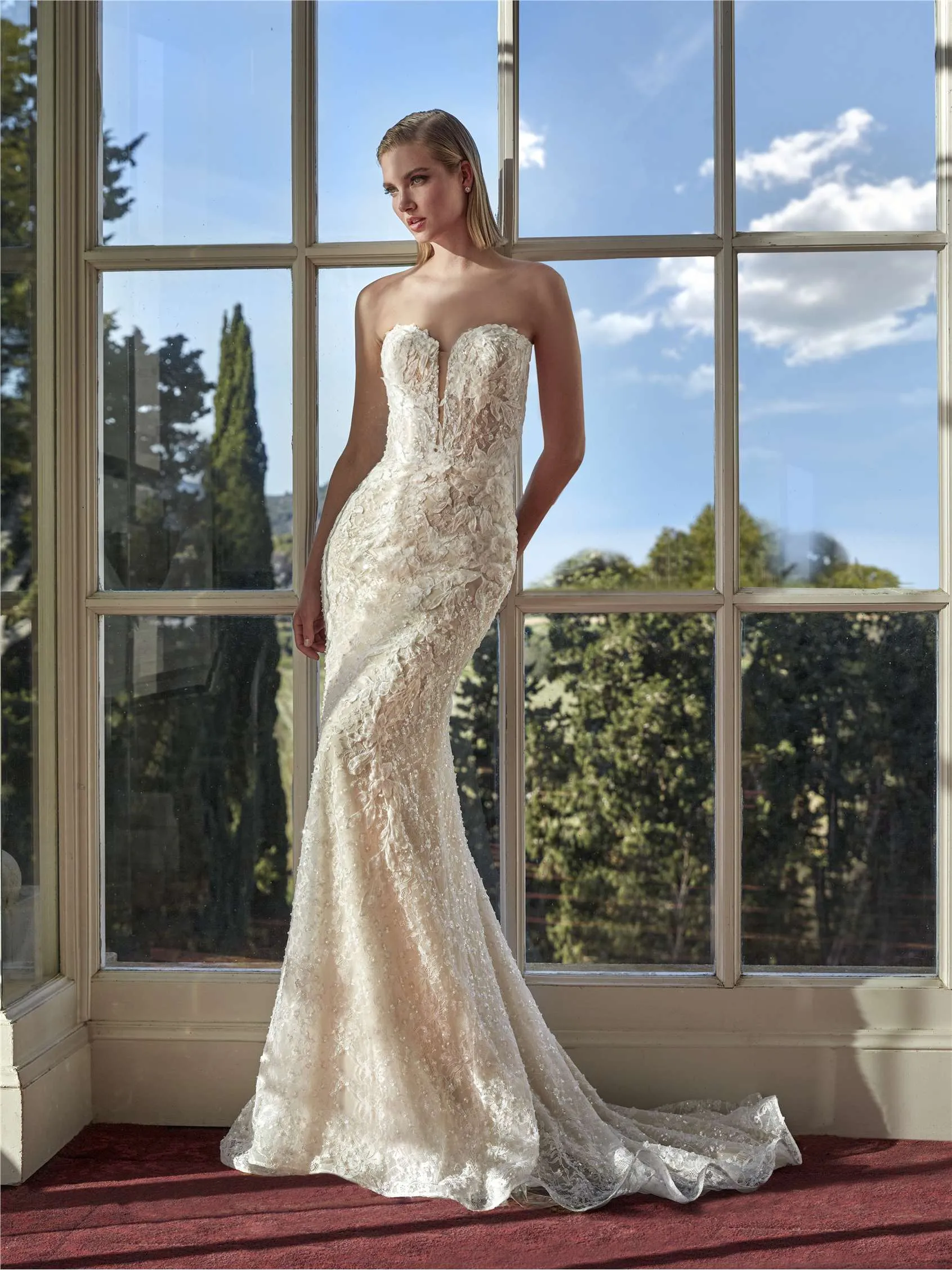 Pronovias Priveé straplez kesim, derin V dekolteli, gövdesi transparan korse formunda ve tamamı kabartmalı 3D floral dantel aplikeler ile ışıltılı işlemelerle bezeli balık model gelinlik.