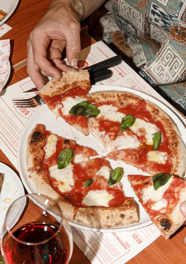 Berberè Pizzeria, Milano’da “iyi malzeme + doğru teknik” çizgisini merkezine alan çağdaş pizza duraklarından biri.