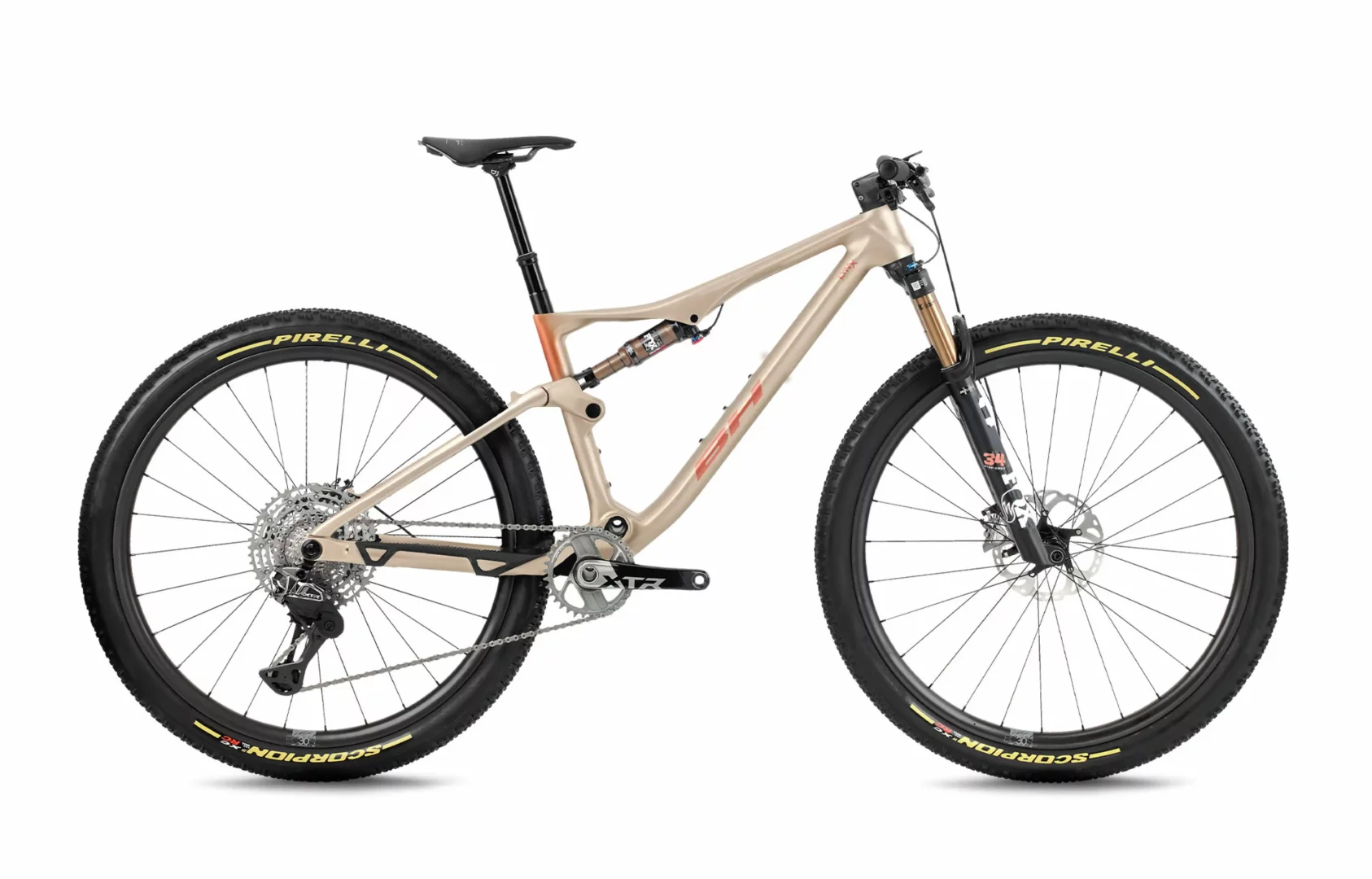 Beyaz arka plan üzerinde konumlandırılmış, mat bej renkli kadrosu, tam süspansiyonlu Fox amortisörleri, Shimano vites sistemi ve Pirelli Scorpion lastikleriyle donatılmış, yüksek performanslı BH Ultimate dağ bisikleti yan profilden görünüyor.