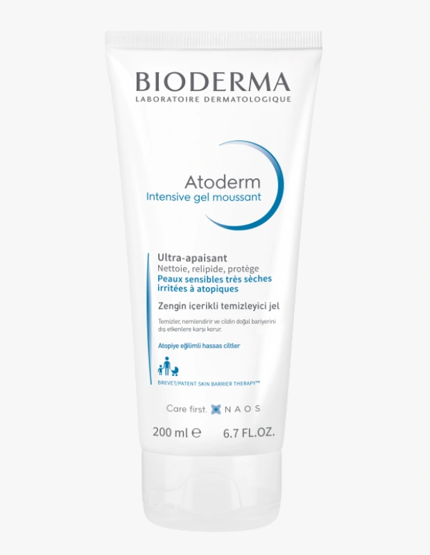 Ürün Cinsiyeti Unisex Ürün Tipi Temizleyici Ürün Sezonsallığı Dört Mevsim Ürün Çeşidi Onarıcı Temizleme Jeli Ürün Özellikleri Bioderma Atoderm Intensive Foaming Gel, çok kuru ve atopi eğilimli ciltlerin günlük temizlik ihtiyacı için geliştirilmiş, cilt bariyerini destekleyen nazik bir temizleme jelidir. Sabun içermeyen zengin formülü sayesinde cildi kurutmadan arındırır; kuruluk kaynaklı gerginlik, rahatsızlık ve kaşıntı hissinin azalmasına yardımcı olur. Niasinamid içeriğiyle cildin doğal bariyerini güçlendirmeyi hedeflerken, dış etkenlerin cilde tutunmasını sınırlamaya destek olur. Köpüren yapısı kolay durulanır ve temizlik sonrası cildi yumuşak, yatışmış ve nemli bir hisle bırakır. Yüz ve vücut kullanımına uygun olan bu jel, düzenli kullanımda cildin konforunu artırmaya yönelik tamamlayıcı bir bakım sunar. Öne Çıkan Detaylar • Çok kuru ve atopi eğilimli ciltler için özel formül • Niasinamid ile bariyer destekleyici etki • Kuruluk kaynaklı kaşıntı ve rahatsızlık hissini azaltmaya yardımcı • Sabunsuz, nazik temizleme • Yüz ve vücut kullanımına uygun • Bebek, çocuk ve yetişkinlerde kullanılabilir (prematüre hariç) Kimler Kullanıyor? Cildinde yoğun kuruluk, hassasiyet veya atopiye bağlı konfor kaybı yaşayan; temizlik adımında bile cildini yormadan bakım yapmayı önemseyen kişiler tarafından tercih edilir. Günlük rutinde hem kendisi hem ailesi için güvenilir ve nazik bir temizleyici arayanlar için pratik ve rahatlatıcı bir seçenektir. Çok kuru ve atopi eğilimli ciltler için geliştirilen bu onarıcı temizleme jeli, cildi nazikçe arındırırken nemlendirir ve bariyerini güçlendirmeye yardımcı olur.