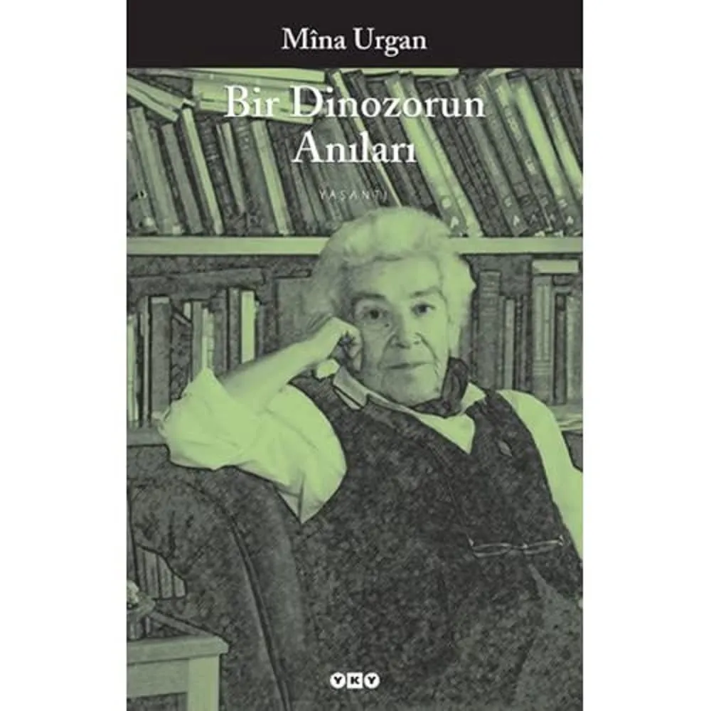 Mina Urgan'ın Bir Dinozorun Anıları kitabının yeşil tonlu kapağında, beyaz kıvırcık saçlı yazar Mina Urgan, eli çenesinde hafif bir ifadeyle kameraya bakarak bir koltukta oturuyor ve arkasında sıralanmış kitaplık rafları ile bu anı kitabı, deniz kenarında okunacak sürükleyici ve ruh besleyen kitaplar arasında öne çıkıyor.
