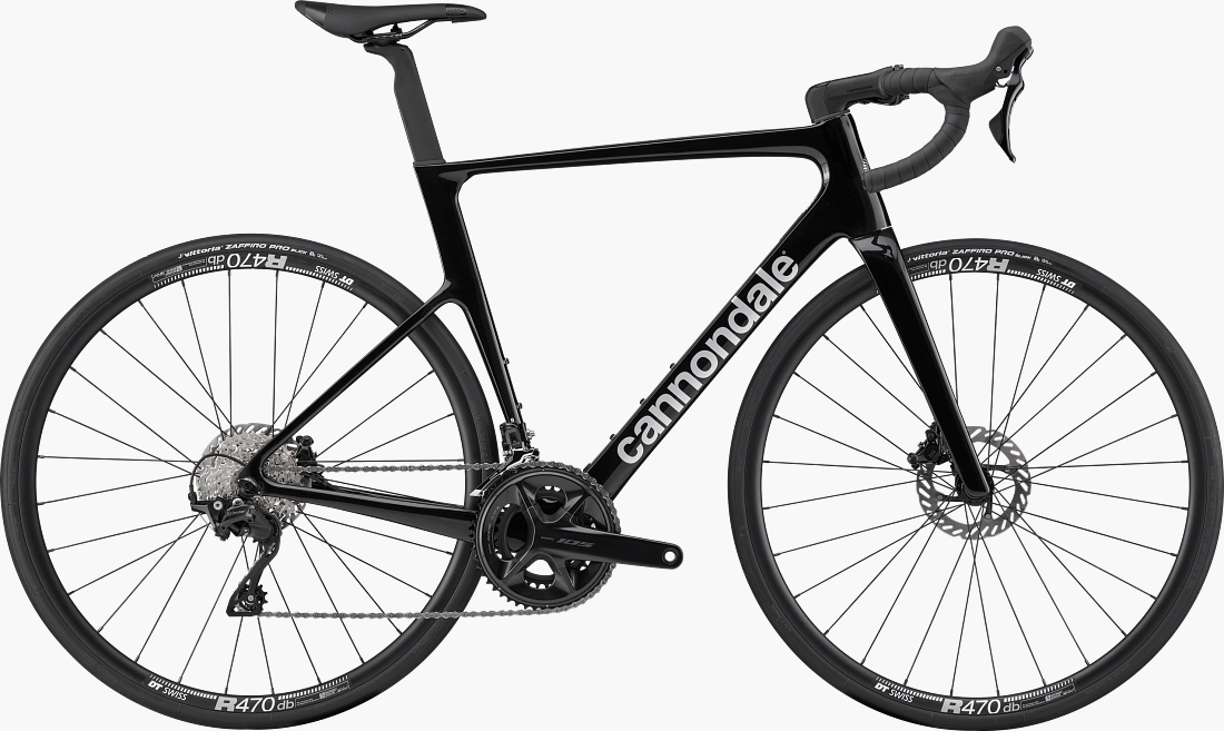Beyaz bir arka plan üzerinde, şık ve aerodinamik siyah bir kadroya, disk frenlere ve DT Swiss R470 db jantlara sahip, performans odaklı bir Cannondale SuperSix EVO yol bisikleti yandan tam görünümle sergileniyor.