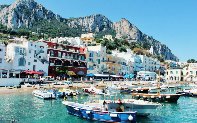 Vezüv’ün Gölgesinde Masalsı Rotalar: Napoli ve Amalfi Sahili Rehberi
