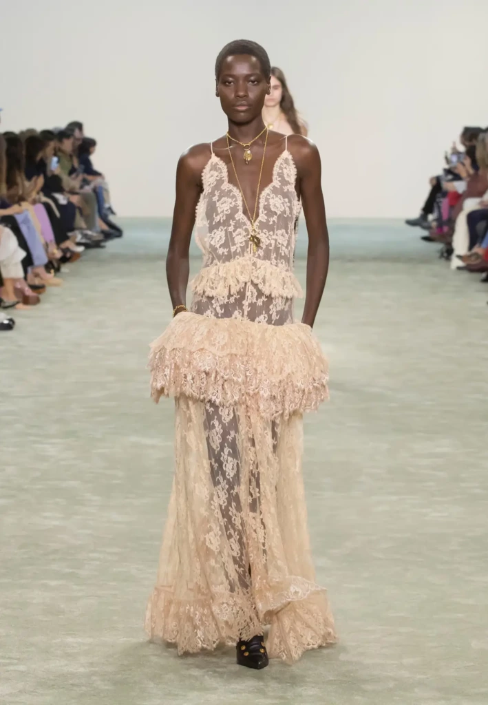 2025 Sonbahar/Kış Paris Moda Haftası Defileleri