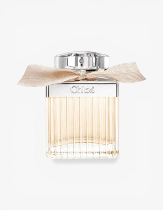Marka Adı: Chloe
Ürün Cinsiyeti: Kadın
Ürün Tipi: Parfüm
Ürün Sezonsallığı: Dört mevsim
Ürün Çeşidi: EDP (Eau de Parfum)
Ürün Özellikleri: Şeffaf camdan yapılmış, dikdörtgen formlu bu zarif parfüm şişesi, dikey oluklu çizgileriyle klasik ve modern bir estetiği bir araya getirir. İçindeki açık, sıcak bej renkteki sıvı, parfümün sıcak notalarını çağrıştırır. Şişenin boyun kısmında, metalik gümüş rengi bir plaka üzerinde zarif Chloe logosu yer alır. Şişenin tasarımını tamamlayan, şık bir bej kurdele boyuna bağlanmıştır. Üst kısmında parlak gümüş rengi, çok yüzeyli, elmas kesim görünümlü bir kapak bulunur. Bu tasarım, parfümün sofistike ve feminen karakterini vurgular. Ürün, 50 ml'lik bir Eau de Parfumdur.
Öne Çıkan Detaylar:
- Şişe boynuna bağlanmış zarif bej renkli kurdele detayı.
- Üst kısımda yer alan parlak gümüş renkli, çok yüzeyli ve elmas kesim görünümlü kapak.
- Şişenin ön ve arka yüzeylerinde bulunan dikey oluklu cam tasarımı.
Kimler Kullanıyor?: Zarif ve zamansız bir stili benimsemiş, çevresine sofistike bir dokunuş katmayı seven kişiler bu parfümü tercih edebilir. Kendi imza kokusunu bulmak isteyen, klasik güzelliği ve ince detayları önemseyen, modern feminenliği narin bir tavırla birleştiren bireyler için idealdir. Bu koku, her ortamda akılda kalıcı ve hoş bir izlenim bırakmak isteyenlerin beğenisini kazanır.