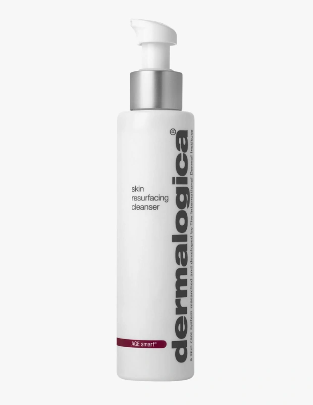 Ürün Cinsiyeti
Unisex
Ürün Tipi
Yüz Temizleyici
Ürün Sezonsallığı
Dört Mevsim
Ürün Çeşidi
Eksfoliye Edici Temizleme Jeli
Ürün Özellikleri
Dermalogica Skin Resurfacing Cleanser, cilt yüzeyini nazikçe eksfoliye ederek daha taze, temiz ve pürüzsüz bir cilt görünümüne yardımcı olan gelişmiş bir yüz temizleyicisidir. İçeriğindeki aktif temizleme tanecikleri ve enzimler, ciltte birikmiş ölü deri hücrelerinin giderilmesini desteklerken gözeneklerin derinlemesine temizlenmesine yardımcı olur. Düzenli kullanımda cilt dokusunun yumuşamasını, daha aydınlık bir görünüm kazanmasını ve diğer bakım ürünlerinin cilde daha iyi nüfuz etmesini sağlar. Her gün kullanılabilecek şekilde formüle edilmiş bu temizleyici, cildi kurutmadan etkili temizlik sunar ve ışıltılı bir cilt hissi sağlar.
Öne Çıkan Detaylar
• Eksfoliye edici temizleyici yapı
• Ölü deri hücrelerini nazikçe arındırma desteği
• Gözenekleri derinlemesine temizlemeye katkı
• Cilt dokusunu yumuşatmaya yardımcı
• Düzenli kullanımda daha aydınlık cilt görünümü
Kimler Kullanıyor?
Cilt dokusunu canlandırmak, ölü deri birikimini azaltmak ve daha taze bir görünüm elde etmek isteyenler tarafından tercih edilir. Cildinin daha pürüzsüz, temiz ve dengeli görünmesini isteyen, günlük bakım rutinine etkili bir eksfoliasyon adımı eklemek isteyen herkes için uygundur.
Eksfoliye edici etkisiyle bu temizleyici, cildi kurutmadan arındırarak daha taze, düzgün ve sağlıklı bir cilt görünümünü destekler.