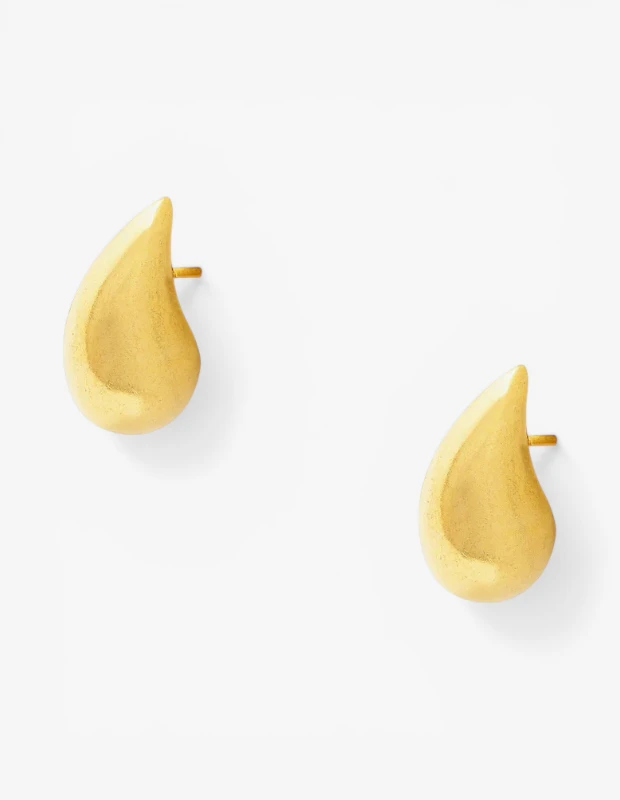 Marka Adı: Dieci Dita
Ürün Cinsiyeti: Kadın
Ürün Tipi: Küpe
Ürün Sezonsallığı: Belirtilmemiş
Ürün Çeşidi: Damla Küpe
Ürün Özellikleri: Bu küpeler, modern ve minimalist bir tasarıma sahip, iki adet damla formunda kulak memesi küpesidir. Parlak altın sarısı rengiyle dikkat çeken küpeler, pürüzsüz ve yuvarlak hatlara sahip yüzeyiyle ışığı nazikçe yansıtarak zarif bir ışıltı sunar. Kompakt boyutları sayesinde günlük kullanım için uygun olduğu gibi, özel günlerde de şıklığı tamamlayacak zamansız bir aksesuar niteliğindedir. Malzemesi görselden kesin olarak anlaşılamasa da, kaliteli metal görünümüyle öne çıkar.
Öne Çıkan Detaylar:
- Damla şekilli modern tasarım
- Parlak altın sarısı rengi ve pürüzsüz yüzey
- Minimalist ve zamansız estetik
Kimler Kullanıyor?: Bu küpeler, stilini sade ve zarif dokunuşlarla tamamlamayı seven, modern ve zamansız parçalara değer veren bireyler için idealdir. Minimalist çizgilerle öne çıkan şıklığı tercih edenler, günlük görünümlerine sofistike bir ışıltı katmak isteyenler veya özel anlarda zarafetiyle dikkat çekmek isteyenler bu tasarımla kendi tarzlarını yansıtabilirler. Kalıcı ve anlamlı aksesuarları takdir eden, her yaş grubundan ve yaşam tarzından kişiler bu küpeleri severek kullanabilir.