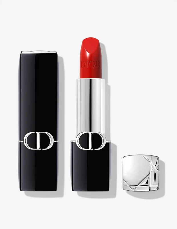 Marka Adı: Dior
Ürün Cinsiyeti: Kadın
Ürün Tipi: Ruj
Ürün Sezonsallığı: Her mevsim
Ürün Çeşidi: Saten bitişli ruj, Kırmızı
Ürün Özellikleri:
Bu Dior Rouge ruj, canlı ve klasik kırmızı rengiyle dudaklara anında çarpıcı bir görünüm kazandırır ve saten bitişi sayesinde pürüzsüz bir doku sunar. Lüks ve modern tasarımını parlak siyah gövdesi, ortasında yer alan gümüş tonlu metal bant üzerindeki ikonik CD logosu ve rujun üzerinde kabartma olarak işlenmiş Dior yazısıyla tamamlar. Ürünün mekanizması gümüş rengi metalden olup, çıkarılabilir kapağı gümüş tonlarında, geometrik desenli ve şık bir görünüme sahiptir, bu da ürüne sofistike bir hava katar.
Öne Çıkan Detaylar:
- Canlı ve klasik kırmızı renk
- Saten bitişli pürüzsüz doku
- Parlak siyah ve gümüş tonlarında lüks ambalaj
- Rujun üzerinde kabartma Dior yazısı
- İkonik CD logosu ve desenli gümüş kapak
Kimler Kullanıyor?:
Makyaj rutininde zamansız bir zarafet ve iddialı bir dokunuş arayan, klasik güzelliği modern bir stil anlayışıyla birleştiren bireyler bu ruju tercih edebilir. Yüksek kaliteli kozmetik ürünlerine değer veren, hem günlük görünümlerinde hem de özel anlarda dudaklarında lüks bir his ve göz alıcı bir renk taşımak isteyen, stilini makyaj detaylarıyla tamamlamayı seven herkes için idealdir.