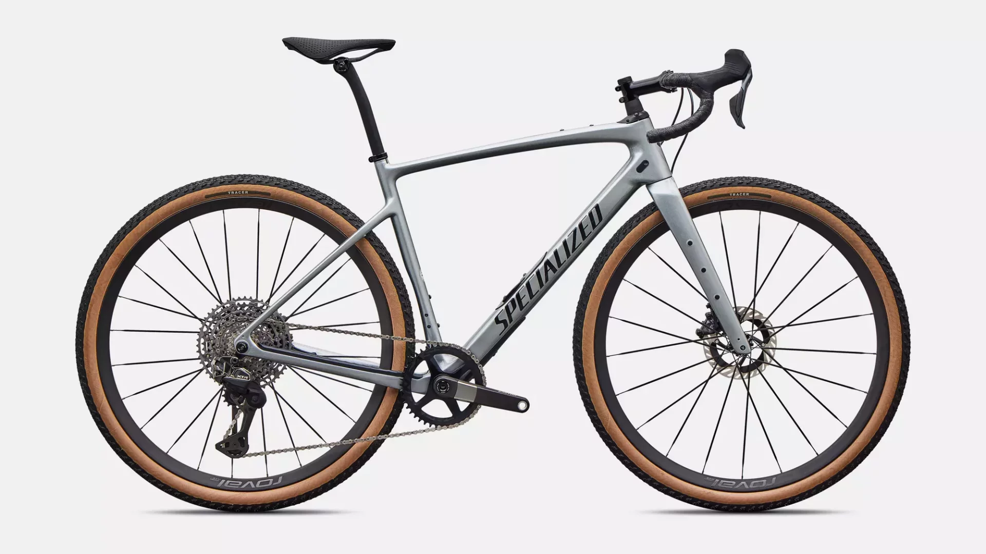 Şık açık gri Specialized Diverge Pro LTD gravel bisikleti, yol bisikleti gidonu, yanakları ten rengi arazi lastikleri ve modern disk frenleriyle beyaz arka plan üzerinde tüm detaylarıyla sergilenmektedir.