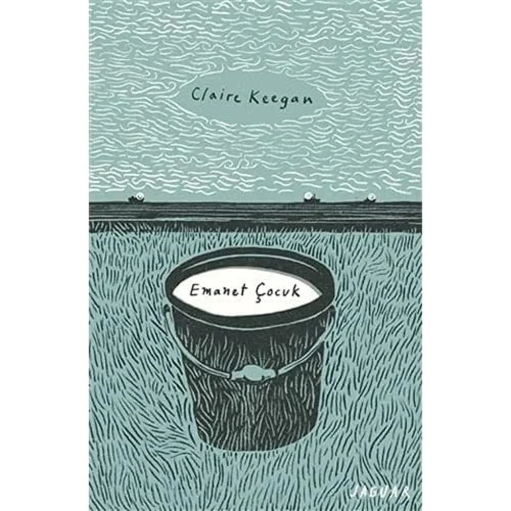 Claire Keegan'ın Emanet Çocuk adlı romanının kapağında, denizi andıran dalgalı bir yüzeyin altında, otlarla kaplı bir zemine yerleştirilmiş, üzerinde kitabın adının yazılı olduğu siyah bir kova belirginleşiyor; bu etkileyici eser, plaj çantanızdan ayırmak istemeyeceğiniz sürükleyici kitaplar koleksiyonunuza eşsiz bir katkı sunuyor.