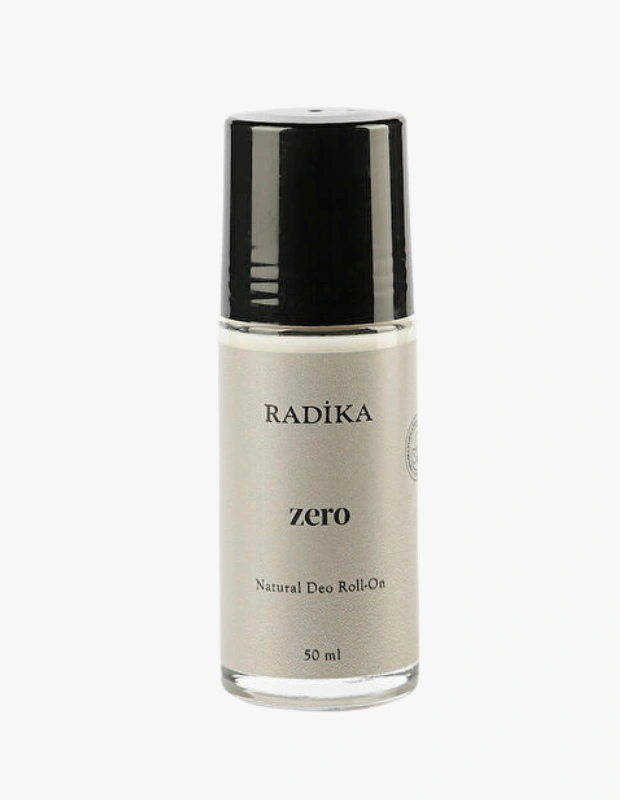 Ürün Cinsiyeti: Unisex

Ürün Tipi: Vücut Bakımı

Ürün Sezonsallığı: Dört Mevsim

Ürün Çeşidi: Doğal Roll-On Deodorant

Ürün Özellikleri:
Radika Aromatherapy Zero roll-on deodorant, uçucu yağlar ve doğal bileşenlerle formüle edilmiş alüminyum içermeyen yapısıyla öne çıkar. Ciltte ferah ve temiz bir his bırakmayı hedeflerken aromaterapik koku profiliyle gün boyu dengeli bir kullanım sunar. Hafif dokusu hızlı emilir ve günlük rutine rahatça uyum sağlar.

Öne Çıkan Detaylar:

Alüminyum içermeyen doğal formül

Aromaterapi destekli koku

Hafif ve hızlı emilen yapı

Unisex kullanım

Kimler Kullanıyor?
Aromaterapi etkili, doğal içerikli deodorantları tercih eden; kokuda sadelik ve cilt konforu arayan kullanıcılar için idealdir.

Radika Zero doğal roll-on deodorant ile gün boyu ferahlık ve aromaterapik cilt konforu yaşayın.