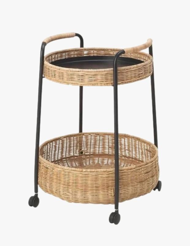 Marka Adı: Ikea
Ürün Adı: Ikea Tekerlekli Yan Sehpa
Ürün Cinsiyeti: Unisex
Ürün Tipi: Yan Sehpa
Ürün Sezonsallığı: Belirtilmemiş
Ürün Çeşidi: Tekerlekli Servis Arabası
Ürün Özellikleri: Mat siyah metal iskelet üzerine inşa edilmiş, iki katmanlı ve yuvarlak tasarıma sahip tekerlekli bir yan sehpa/servis arabasıdır. Üst katmanı koyu renkli, pürüzsüz bir tepsiden oluşurken, alt katmanı daha derin, doğal hasır örgülü bir sepettir. Üst kısımda bulunan ve hasır detaylarla sarılmış ergonomik kulplar, kolay taşıma imkanı sunar. Dört adet tekerleği sayesinde mekan içinde rahatça hareket ettirilebilir. Doğal hasırın sıcaklığını modern metalin şıklığıyla birleştiren ürün, hem estetik hem de fonksiyonel bir kullanım sunar.
Öne Çıkan Detaylar:
- Kolayca hareket ettirilebilen tekerlekli ve taşınabilir tasarım.
- Doğal hasır örgü detayları ve mat siyah metal iskeletin estetik uyumu.
- Çok yönlü kullanım imkanı sunan iki katlı servis ve depolama alanı.
Kimler Kullanıyor?: Özellikle dar veya küçük metrekareli yaşam alanlarında yaşayan, fonksiyonellik ve pratik çözümler arayan kişiler için idealdir. Evinde doğal dokunuşları, bohem, minimalist veya modern rustik tarzı seven, eşyalarını düzenli tutmaktan hoşlanan ve aynı zamanda şık bir servis veya depolama ünitesine ihtiyaç duyan herkesin tercih edebileceği bir üründür. Misafir ağırlamayı sevenler veya çalışma alanlarında esnek depolama çözümleri arayanlar da bu ürünü beğenerek kullanabilir.