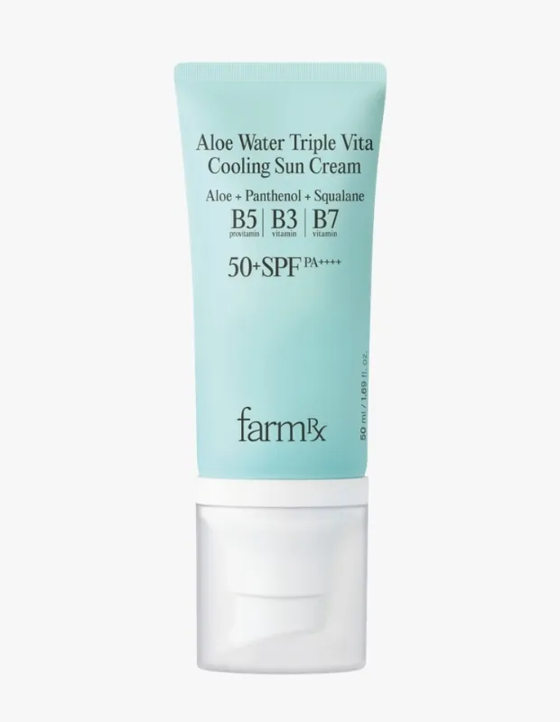 Ürün Cinsiyeti
Unisex
Ürün Tipi
Güneş Kremi
Ürün Sezonsallığı
Yaz / Güneşli Mevsimler
Ürün Çeşidi
Aloe Vera Suyu İçerikli SPF50 Güneş Koruyucu Krem
Ürün Özellikleri
Farm Rx Aloe Vera Suyu İçerikli Serinletici Güneş Kremi SPF50, cildi UV ışınlarının zararlı etkilerine karşı korumaya yardımcı olurken aynı zamanda aydınlık bir görünüm kazandırmak üzere formüle edilmiştir. SPF50 yüksek koruma seviyesi sayesinde günlük güneş maruziyetinde güçlü bir bariyer oluşturur. Hafif yapısı sayesinde yüz ve vücut cildine kolayca uygulanır ve yapışkanlık hissi bırakmadan emilir. Aloe vera suyu içeriği cildi nemlendirir ve ferah bir his sağlar; düzenli kullanımda cilt tonu daha dengeli ve canlı görünür. Güneşe çıkmadan 30 dakika önce uygulanması ve gerektiğinde yeniden sürülmesi önerilir.
Öne Çıkan Detaylar
SPF50 yüksek güneş koruması
Aloe vera suyu ile nemlendirici etki
Hafif, hızla emilen form
Cilt tonunu eşitlemeye yardımcı
Canlı ve aydınlık bitiş
Yüz ve vücut için uygun
Kimler Kullanıyor?
Güneşin zararlı UV etkilerinden korunmayı öncelikli tutan, aynı zamanda cildinde ferah, nemli ve dengeli bir görünüm elde etmek isteyenler için ideal. Yaz aylarında veya yoğun güneş ışığına maruz kalınan günlerde günlük bakım rutinine kolayca eklenebilecek çok yönlü bir güneş koruyucu kremdir.
Farm Rx Aloe vera güneş kremi SPF50; yüksek koruma, nemlendirme ve canlı görünüm sağlayan hafif formuyla günlük güneşe karşı etkili bakım sunar.