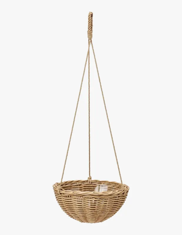 Ürün Cinsiyeti
Unisex

Ürün Tipi
Ev & Bahçe / Saksı

Ürün Sezonsallığı
Dört Mevsim

Ürün Çeşidi
Asma Saksı

Ürün Özellikleri
IKEA FLODBJÖRK 27 cm asma saksı, el dokuması görünümüyle doğal estetiği dayanıklı malzeme ile buluşturan dekoratif bir bitki aksesuarıdır. Plastik rattan yapısı, doğal rattan görünümü sunarken dış mekân koşullarına karşı daha dirençlidir. İç kısmında yer alan plastik saksı, su geçirmezlik sağlayarak kullanım kolaylığı sunar. Askılı tasarımı sayesinde bitkileri yükselterek dikey alanı verimli kullanmanıza yardımcı olur ve özellikle sarkıcı veya tırmanıcı bitkiler için ideal bir sergileme imkânı sunar. Hem iç hem dış mekânda kullanılabilen bu model, hafif yapısı ve el işçiliği hissi veren dokusuyla her parçayı benzersiz kılar.

Öne Çıkan Detaylar

27 cm geniş hacim – orta/büyük bitkiler için uygun

Plastik rattan – doğal görünüm, yüksek dayanıklılık

İç saksı – su geçirmez yapı

Askılı form – dikey kullanım avantajı

El dokuması görünüm – her parça benzersiz

İç ve dış mekâna uygun kullanım

Kimler Kullanıyor?
Bitkilerini sadece yetiştirmek değil aynı zamanda dekoratif şekilde sergilemek isteyenler için ideal. Balkon, teras veya iç mekânda dikey bitki düzeni oluşturmak isteyen; özellikle sarkıcı bitkilerle estetik bir görünüm yakalamayı tercih eden kullanıcıların stiline kolayca uyum sağlar.

Asma saksı; doğal görünümlü dokusu ve dayanıklı yapısıyla bitkilerinizi şık bir şekilde sergilerken yaşam alanınıza sıcak ve fonksiyonel bir dokunuş katar.