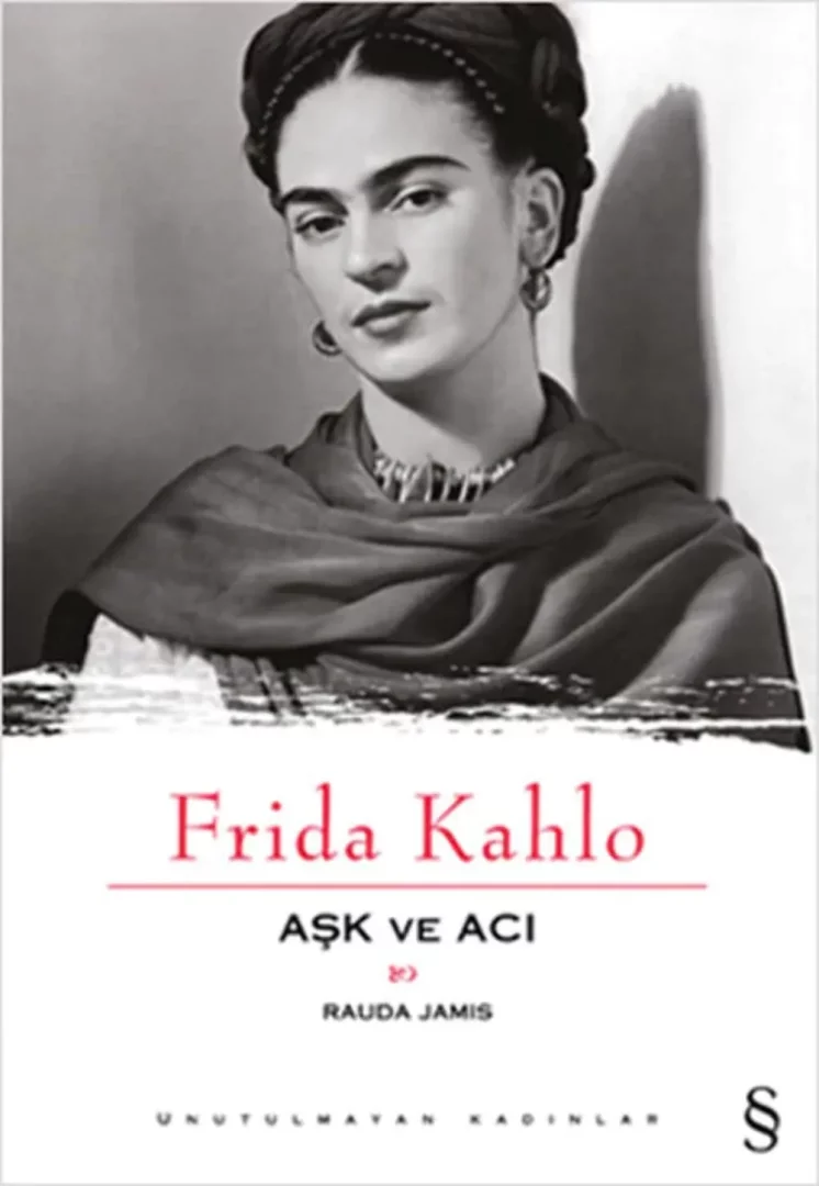 Ünlü ressam Frida Kahlo'nun örgülü saçları, belirgin kaşları ve küpeleriyle çekilmiş siyah beyaz ikonik bir portresinin üst kısmını süslediği, Aşk ve Acı başlığını taşıyan bu sürükleyici kitap kapağı, denizin sakinleştirici sesinin eşliğinde plaj çantanızdan ayırmak istemeyeceğiniz bir okuma vaat ediyor.